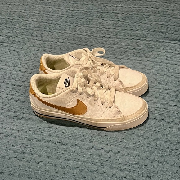 LOW TOP NIKE SHOES - Picture 2 of 6